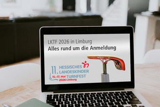 Ein Laptop mit einer Aufschrift zur Info-Veranstaltung.