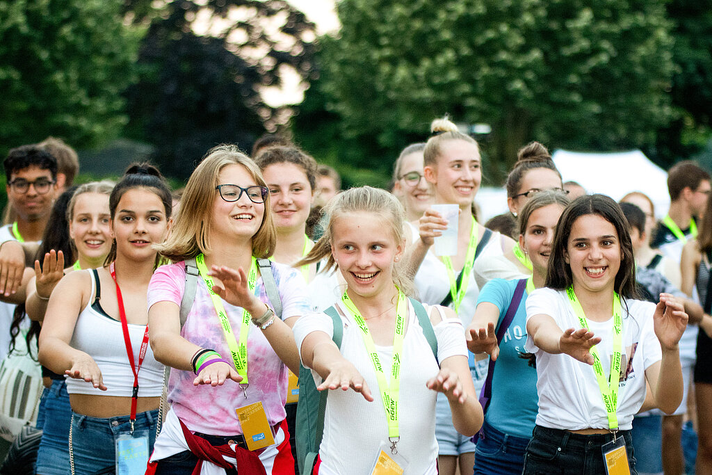 Jugendliche tanzen zusammen Macarena.