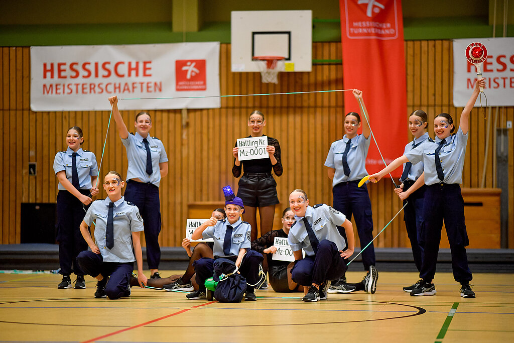Eine Rope Skipping Gruppe posiert in eine Endpose.