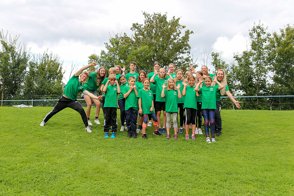Ein Gruppenbild voller lachender Kinder.