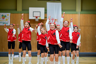 Eine Show-Gruppe beim Tanzen.