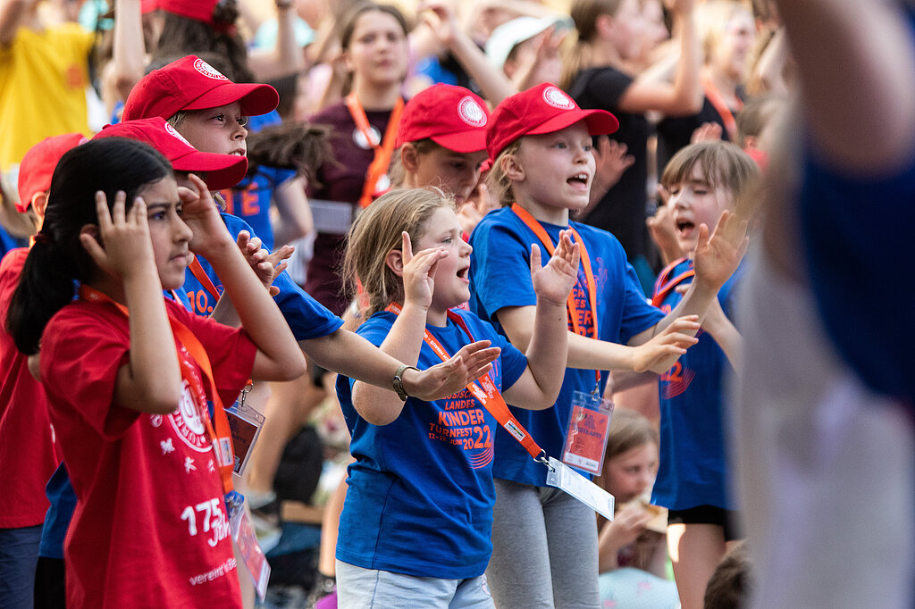 Viele Kinder tanzen gemeinsam.