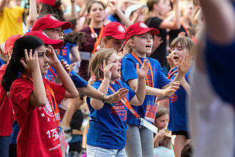 Viele Kinder tanzen gemeinsam.