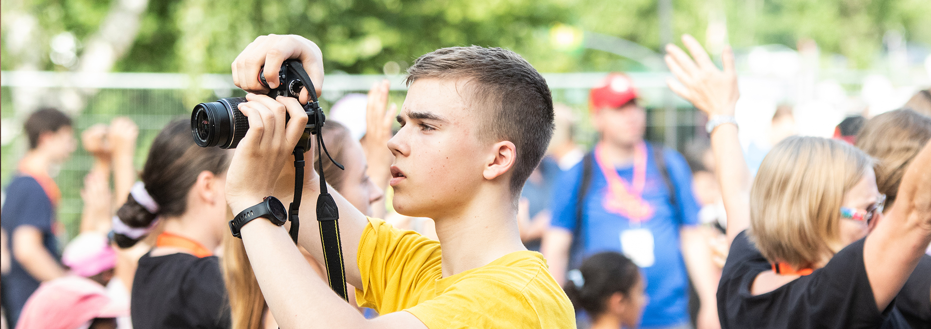 Ein Junge fotografiert auf einer Veranstaltung.