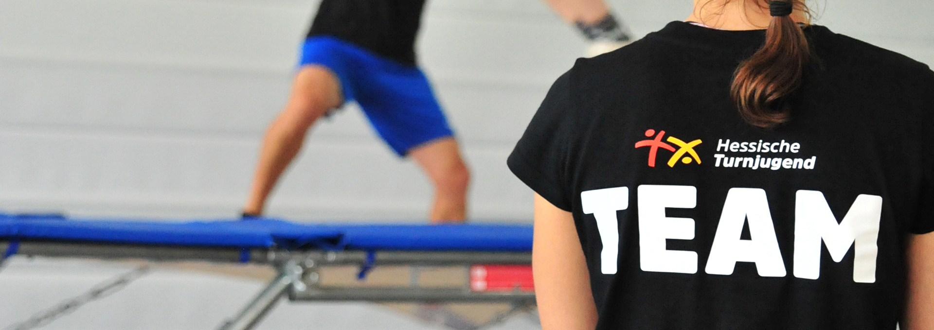 Ein Übungsleiter trägt ein T-Shirt auf dem TEAM steht.