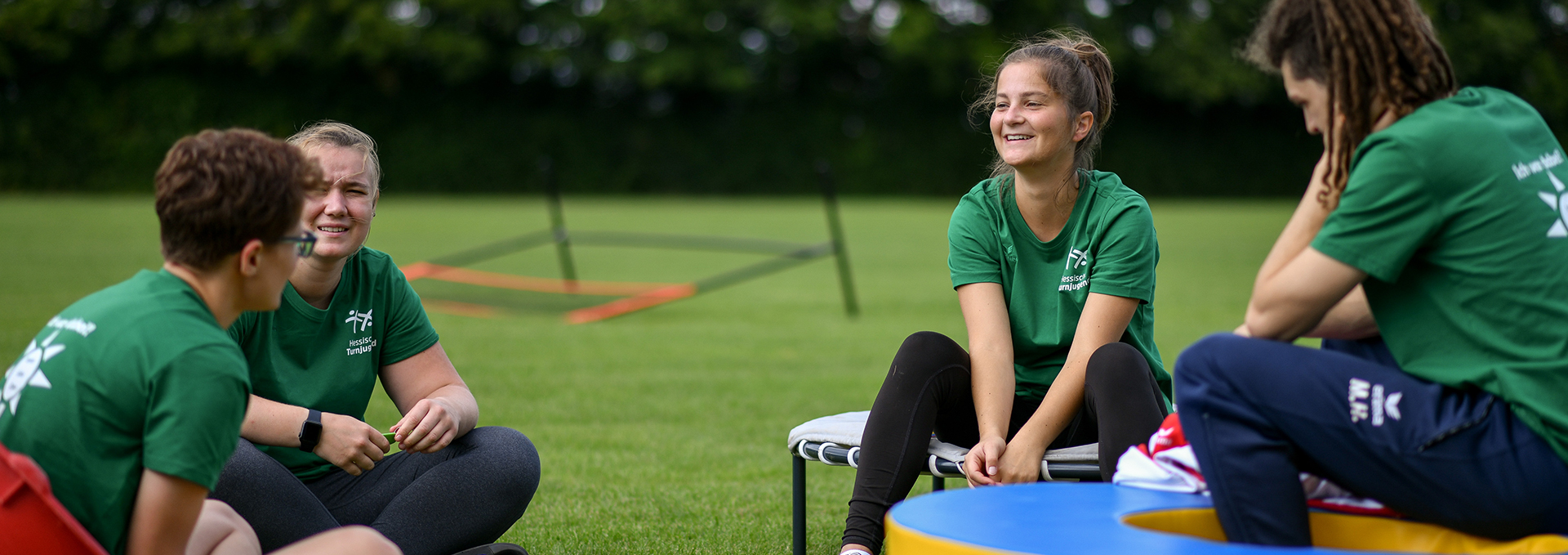 Mehrere Übungsleiter sitzen zusammen und besprechen sich.