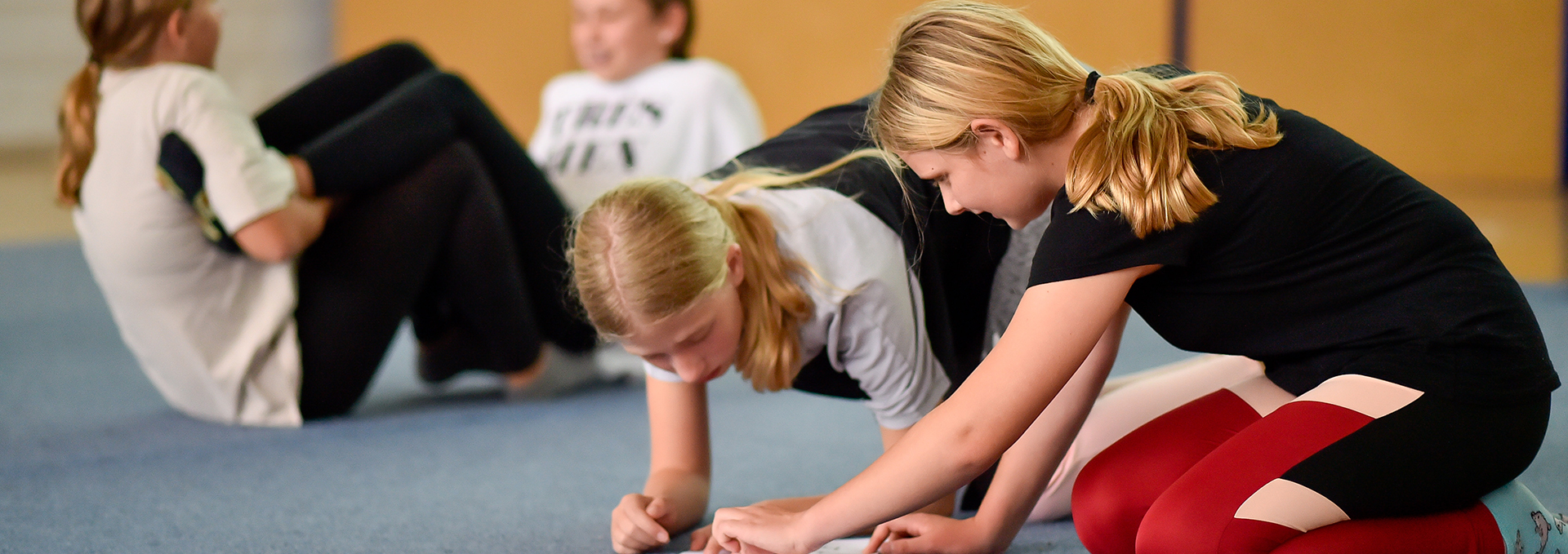 Zwei Kinder sitzen zusammen und spielen.